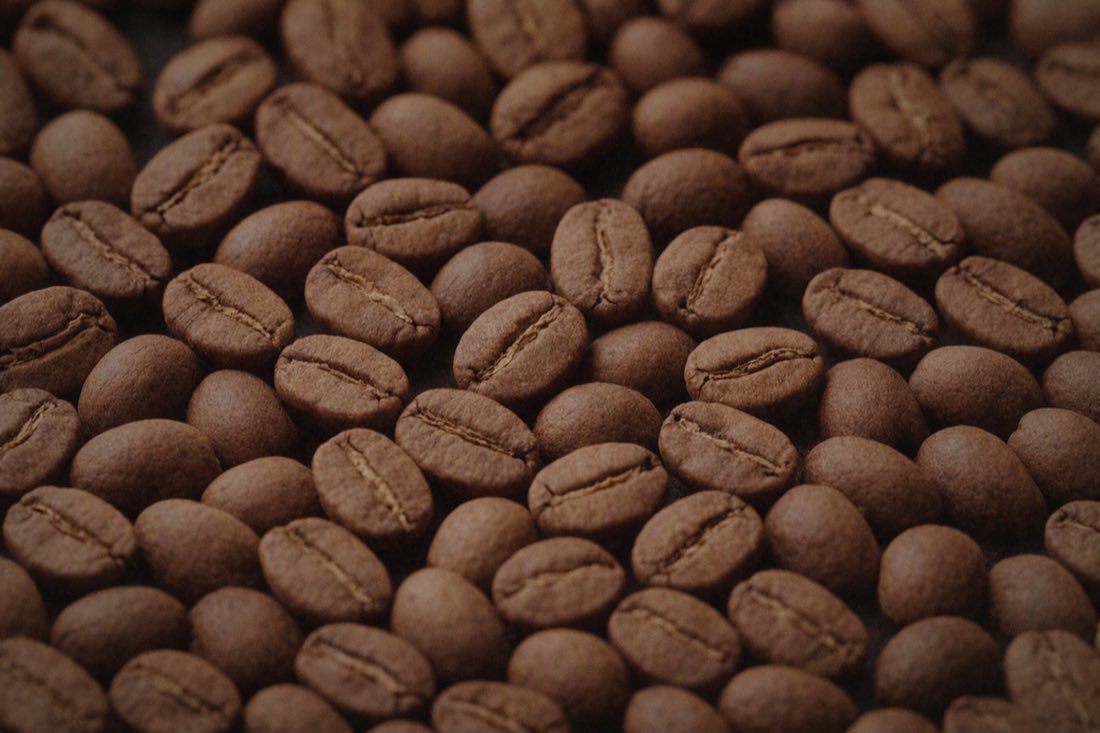 Granos de café de tueste medio, en primer plano